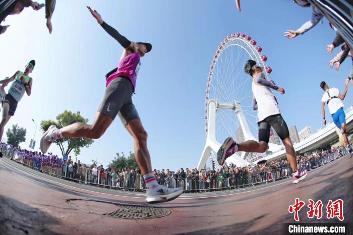 2023天津马拉松落幕 3万跑者共绘城市文化画卷