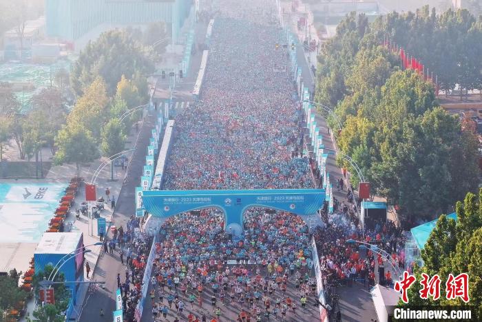 2023天津马拉松落幕 3万跑者共绘城市文化画卷
