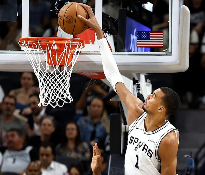 文班亚马41分16篮板力压老詹当选NBA今日最佳球员