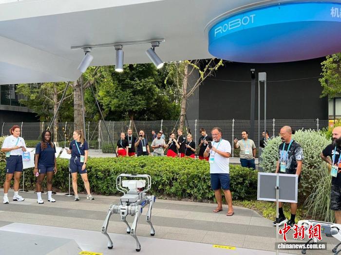 科技＋赋能成都世运村的川式生活：从AR翻译眼镜