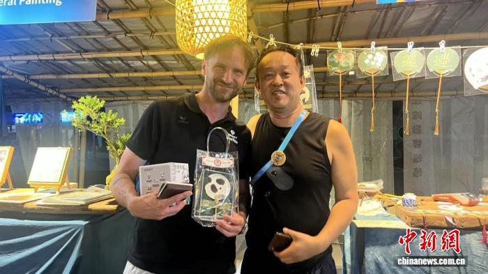 科技＋赋能成都世运村的川式生活：从AR翻译眼镜