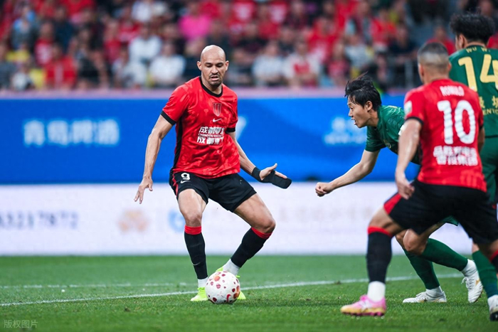 兄弟德比成焦点，成都蓉城4-0横扫浙江队