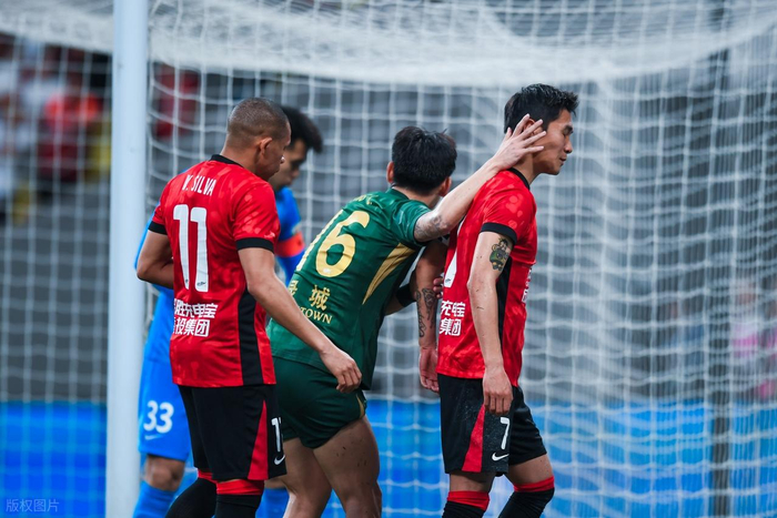 兄弟德比成焦点，成都蓉城4-0横扫浙江队