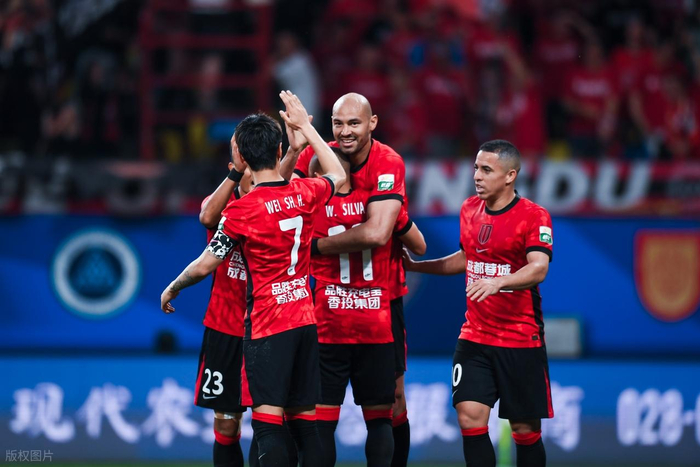 兄弟德比成焦点，成都蓉城4-0横扫浙江队